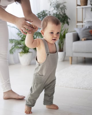 Quand bébé se met à marcher : Conseils et astuces pour aider votre petit Aventurier
