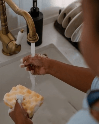 Comment bien nettoyer les biberons de mon bébé ?